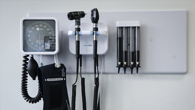 Alberta doctors association raises concerns over premier limiting free COVID vaccines